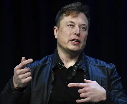 CEO Tesla dan SpaceX, Elon Musk, membuat gestur yang dibandingkan dengan hormat ala Nazi saat berpidato selama parade pelantikan Donald Trump di Capitol One Arena, di Washington DC, Amerik
