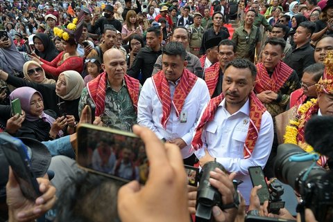 Gubernur Bobby Nasution Buka Festival Pesta Bunga dan Buah Tanah Karo 2025