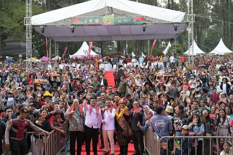 Gubernur Bobby Nasution Buka Festival Pesta Bunga dan Buah Tanah Karo 2025