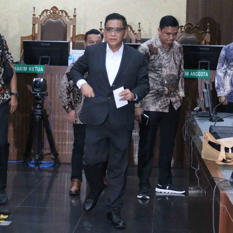 Terdakwa kasus dugaan suap pergantian antarwaktu (PAW) untuk anggota DPR Harun Masiku dan perintangan penyidikan, Hasto Kristiyanto usai menjalani sidang vonis di Pengadilan Tipikor, Jakarta, Jumat (25/07/2025).