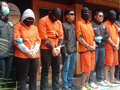 2 Petugas Imigrasi Bekingi Aksi Kriminal Warga Rusia