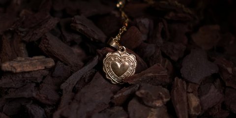 Ilustrasi Kalung Emas