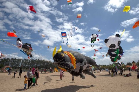 Warga menyaksikan festival layangan internasional di Pantai Mertasari Sanur, Denpasar, Bali, Jumat (01/08/2025).