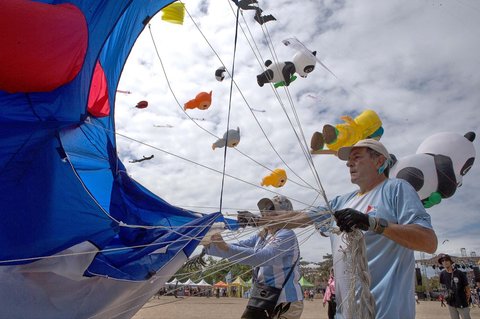 Wisatawan mancanegara saat mengikuti festival layangan internasional di Pantai Mertasari Sanur, Denpasar, Bali, Jumat (01/08/2025).
