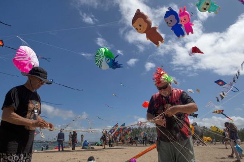 Wisatawan mancanegara saat mengikuti festival layangan internasional di Pantai Mertasari Sanur, Denpasar, Bali, Jumat (01/08/2025).