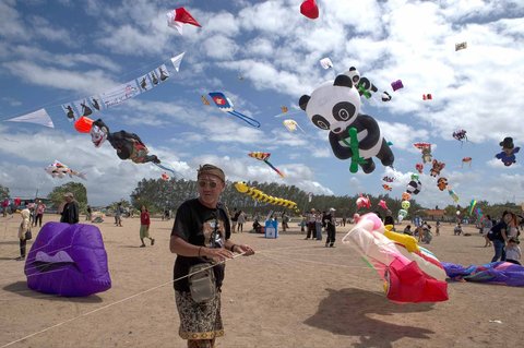 Wisatawan mancanegara saat mengikuti festival layangan internasional di Pantai Mertasari Sanur, Denpasar, Bali, Jumat (01/08/2025).