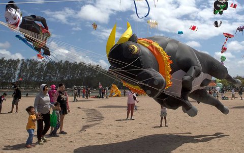 Warga menyaksikan festival layangan internasional di Pantai Mertasari Sanur, Denpasar, Bali, Jumat (01/08/2025).