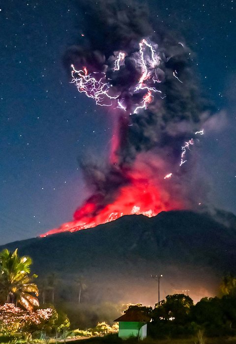 Gunung Lewotobi Laki-Laki memuntahkan lava dan abu vulkanik setinggi kurang lebih 10 kilometer saat erupsi di Flores Timur, Provinsi Nusa Tenggara Timur, Jumat (01/08/2025)
