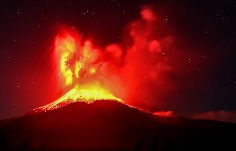 Gunung Lewotobi Laki-Laki memuntahkan lava dan abu vulkanik setinggi kurang lebih 10 kilometer saat erupsi di Flores Timur, Provinsi Nusa Tenggara Timur, Jumat (01/08/2025)