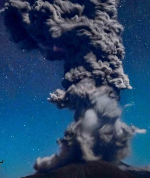 Gunung Lewotobi Laki-Laki memuntahkan lava dan abu vulkanik setinggi kurang lebih 10 kilometer saat erupsi di Flores Timur, Provinsi Nusa Tenggara Timur, Jumat (01/08/2025)