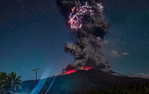 Gunung Lewotobi Laki-Laki memuntahkan lava dan abu vulkanik setinggi kurang lebih 10 kilometer saat erupsi di Flores Timur, Provinsi Nusa Tenggara Timur, Jumat (01/08/2025)