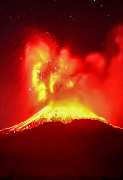 Gunung Lewotobi Laki-Laki memuntahkan lava dan abu vulkanik setinggi kurang lebih 10 kilometer saat erupsi di Flores Timur, Provinsi Nusa Tenggara Timur, Jumat (01/08/2025)