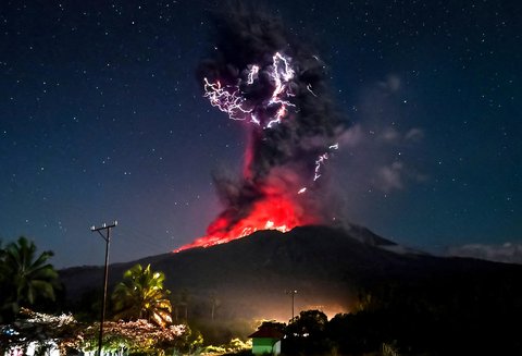Gunung Lewotobi Laki-Laki memuntahkan lava dan abu vulkanik setinggi kurang lebih 10 kilometer saat erupsi di Flores Timur, Provinsi Nusa Tenggara Timur, Jumat (01/08/2025)