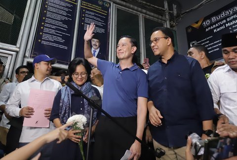 Mantan Menteri Perdagangan Thomas Trikasih Lembong atau Tom Lembong didampingi istrinya Franciska Wihardja saat keluar dari Rutan Cipinang, Jakarta, Jumat (01/08/2025).