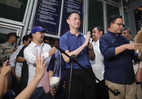 Mantan Menteri Perdagangan Thomas Trikasih Lembong atau Tom Lembong didampingi istrinya Franciska Wihardja saat keluar dari Rutan Cipinang, Jakarta, Jumat (01/08/2025).