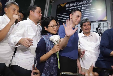 Mantan Menteri Perdagangan Thomas Trikasih Lembong atau Tom Lembong didampingi istrinya Franciska Wihardja saat keluar dari Rutan Cipinang, Jakarta, Jumat (01/08/2025).