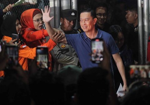 Mantan Menteri Perdagangan Thomas Trikasih Lembong atau Tom Lembong didampingi istrinya Franciska Wihardja saat keluar dari Rutan Cipinang, Jakarta, Jumat (01/08/2025).