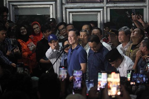 Mantan Menteri Perdagangan Thomas Trikasih Lembong atau Tom Lembong didampingi istrinya Franciska Wihardja saat keluar dari Rutan Cipinang, Jakarta, Jumat (01/08/2025).