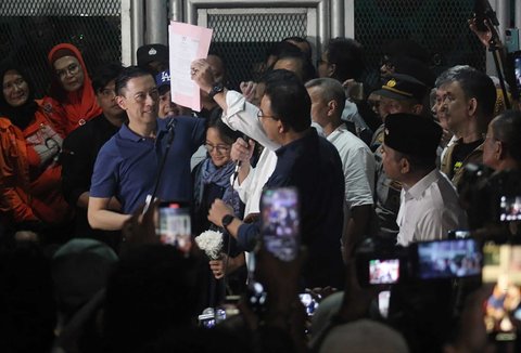 Mantan Menteri Perdagangan Thomas Trikasih Lembong atau Tom Lembong didampingi istrinya Franciska Wihardja saat keluar dari Rutan Cipinang, Jakarta, Jumat (01/08/2025).