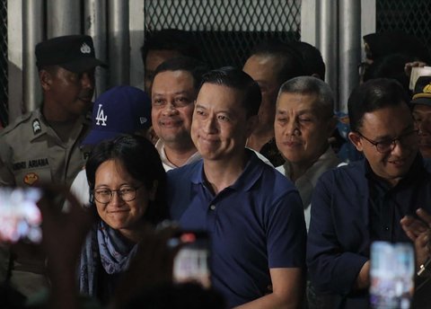 Mantan Menteri Perdagangan Thomas Trikasih Lembong atau Tom Lembong didampingi istrinya Franciska Wihardja saat keluar dari Rutan Cipinang, Jakarta, Jumat (01/08/2025).