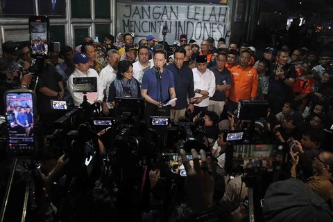 Mantan Menteri Perdagangan Thomas Trikasih Lembong atau Tom Lembong didampingi istrinya Franciska Wihardja saat keluar dari Rutan Cipinang, Jakarta, Jumat (01/08/2025).