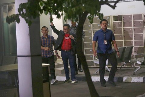 Terdakwa perkara suap terkait pengurusan Pergantian Antar Waktu (PAW) anggota Dewan Perwakilan Rakyat (DPR) periode 2019-2024 yang melibatkan calon legislatif Harun Masiku, Hasto Kristiyanto saat meninggalkan Rumah Tahanan Gedung Merah Putih Komisi Pemberantasan Korupsi (KPK), Jakarta, Jumat (01/08/2025).