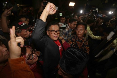 Terdakwa perkara suap terkait pengurusan Pergantian Antar Waktu (PAW) anggota Dewan Perwakilan Rakyat (DPR) periode 2019-2024 yang melibatkan calon legislatif Harun Masiku, Hasto Kristiyanto saat meninggalkan Rumah Tahanan Gedung Merah Putih Komisi Pemberantasan Korupsi (KPK), Jakarta, Jumat (01/08/2025).