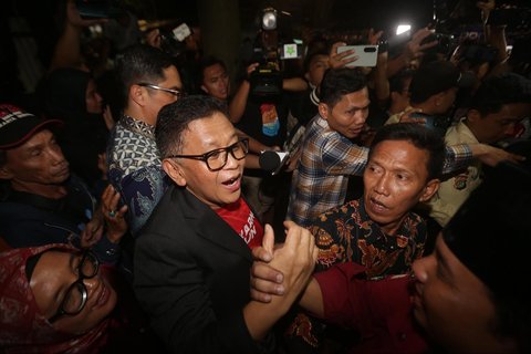 Terdakwa perkara suap terkait pengurusan Pergantian Antar Waktu (PAW) anggota Dewan Perwakilan Rakyat (DPR) periode 2019-2024 yang melibatkan calon legislatif Harun Masiku, Hasto Kristiyanto saat meninggalkan Rumah Tahanan Gedung Merah Putih Komisi Pemberantasan Korupsi (KPK), Jakarta, Jumat (01/08/2025).