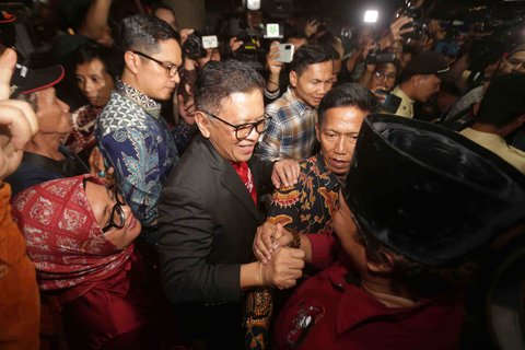 Terdakwa perkara suap terkait pengurusan Pergantian Antar Waktu (PAW) anggota Dewan Perwakilan Rakyat (DPR) periode 2019-2024 yang melibatkan calon legislatif Harun Masiku, Hasto Kristiyanto saat meninggalkan Rumah Tahanan Gedung Merah Putih Komisi Pemberantasan Korupsi (KPK), Jakarta, Jumat (01/08/2025).