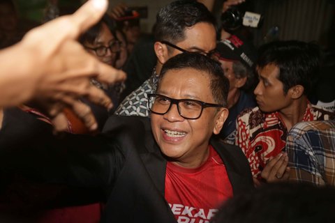 Terdakwa perkara suap terkait pengurusan Pergantian Antar Waktu (PAW) anggota Dewan Perwakilan Rakyat (DPR) periode 2019-2024 yang melibatkan calon legislatif Harun Masiku, Hasto Kristiyanto saat meninggalkan Rumah Tahanan Gedung Merah Putih Komisi Pemberantasan Korupsi (KPK), Jakarta, Jumat (01/08/2025).