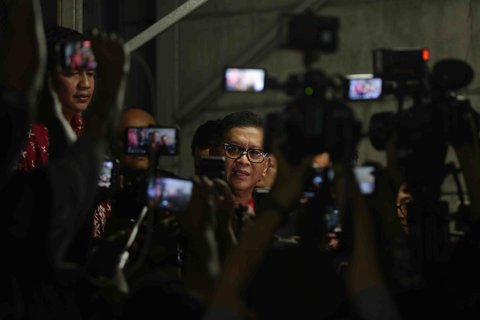 Terdakwa perkara suap terkait pengurusan Pergantian Antar Waktu (PAW) anggota Dewan Perwakilan Rakyat (DPR) periode 2019-2024 yang melibatkan calon legislatif Harun Masiku, Hasto Kristiyanto saat meninggalkan Rumah Tahanan Gedung Merah Putih Komisi Pemberantasan Korupsi (KPK), Jakarta, Jumat (01/08/2025).