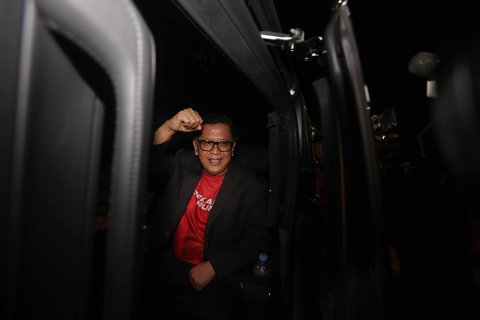 Terdakwa perkara suap terkait pengurusan Pergantian Antar Waktu (PAW) anggota Dewan Perwakilan Rakyat (DPR) periode 2019-2024 yang melibatkan calon legislatif Harun Masiku, Hasto Kristiyanto saat meninggalkan Rumah Tahanan Gedung Merah Putih Komisi Pemberantasan Korupsi (KPK), Jakarta, Jumat (01/08/2025).