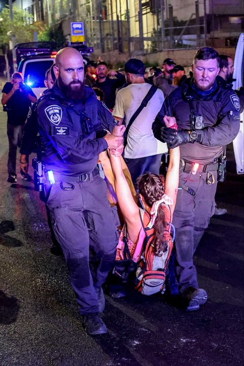 Polisi Israel menahan seorang pengunjuk rasa menyusul demonstrasi yang diselenggarakan oleh keluarga para sandera Israel yang ditawan di Jalur Gaza di luar kantor pusat Kementerian Pertahanan di Tel Aviv, Israel, Sabtu (09/08/2025) malam.