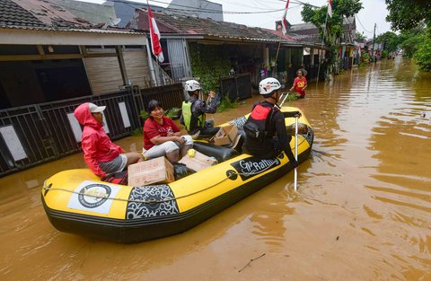 Relawan mengevakuasi warga menggunakan perahu karet setelah banjir  merendam kawasan Perumahan Villa Pamulang, Kelurahan Pondok Petir, Kecamatan Bojongsari, Kota Depok, Jawa Barat, Minggu (10/8/2025).