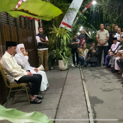 Potret Jokowi Ikut Berdoa Bersama Seratusan Warga NU di Depan Rumah