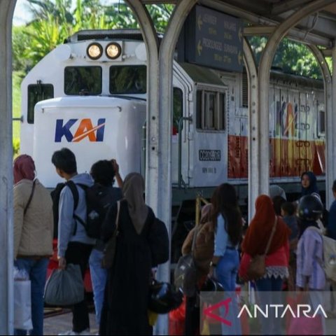 Terjadi lonjakan penumpang kereta api hingga 12 persen untuk tujuan Banyuwangi. Apa penyebab utama lonjakan penumpang kereta api ini dan bagaimana KAI mengatasinya?