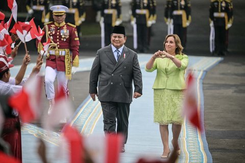 Presiden Indonesia Prabowo Subianto bersama Presiden Peru Dina Boluarte menyapa  murid-murid sekolah dasar yang mengibarkan bendera kedua negara di Istana Merdeka, Jakarta, Senin (11/08/2025).