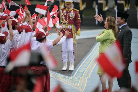 Presiden Indonesia Prabowo Subianto bersama Presiden Peru Dina Boluarte menyapa  murid-murid sekolah dasar yang mengibarkan bendera kedua negara di Istana Merdeka, Jakarta, Senin (11/08/2025).