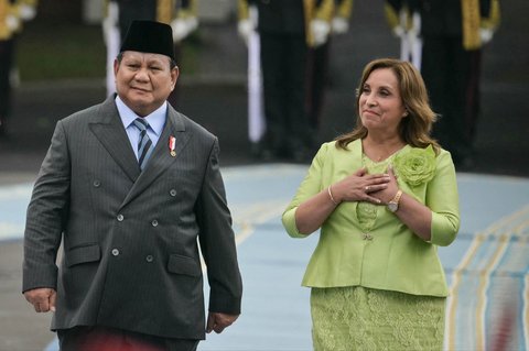 Presiden Indonesia Prabowo Subianto bersama Presiden Peru Dina Boluarte menyapa  murid-murid sekolah dasar yang mengibarkan bendera kedua negara di Istana Merdeka, Jakarta, Senin (11/08/2025).