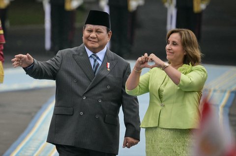 Presiden Indonesia Prabowo Subianto bersama Presiden Peru Dina Boluarte menyapa  murid-murid sekolah dasar yang mengibarkan bendera kedua negara di Istana Merdeka, Jakarta, Senin (11/08/2025).