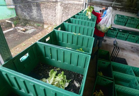 Budidaya maggot di Magot Taman Abadi yang dikelola Pokmas Karya Pemuda Beji Timur di Kelurahan Beji Timur, Depok, Senin (11/08/2025).