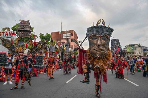 Peserta dengan kostum bertema Nias mengikuti parade sepanjang 3,6 kilometer dalam Jember Fashion Carnival di Jember, Jawa Timur, Minggu (10/08/2025).