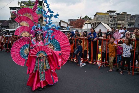 Peserta dengan kostum bertema Origami mengikuti parade sepanjang 3,6 kilometer dalam Jember Fashion Carnival di Jember, Jawa Timur, Minggu (10/08/2025).