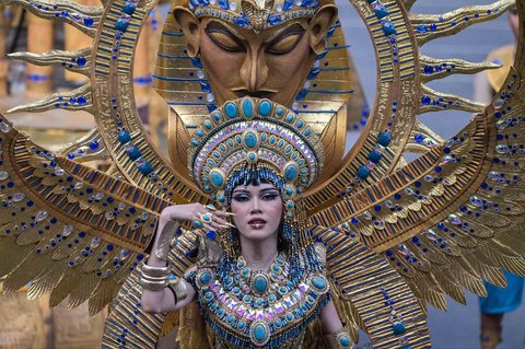 Peserta dengan kostum bertema Teka Teki Sungai Nil  mengikuti parade sepanjang 3,6 kilometer dalam Jember Fashion Carnival di Jember, Jawa Timur, Minggu (10/08/2025).