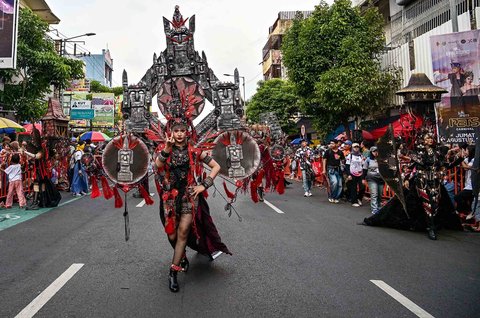 Peserta dengan kostum bertema Nias mengikuti parade sepanjang 3,6 kilometer dalam Jember Fashion Carnival di Jember, Jawa Timur, Minggu (10/08/2025).