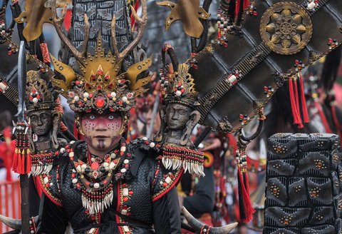 Peserta dengan kostum bertema Nias mengikuti parade sepanjang 3,6 kilometer dalam Jember Fashion Carnival di Jember, Jawa Timur, Minggu (10/08/2025).