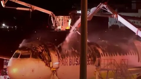 Pesawat Air Busan 391 tujuan Hong Kong terbakar, diduga api berasal dari sebuah powerbank. (Foto: Screenshot YouTube The Guardian)