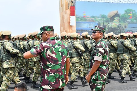 Potret Kasau Didampingi Pangkoopsudnas Tinjau Kesiapan Gladi Bersih Upacara Gepasops Hormil 2025