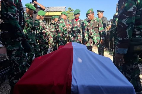 Pemakaman Prada Lucky Chepril Saprutra Namo, prajurit TNI yang meninggal dunia diduga akibat penganiayaan seniornya, berlangsung khidmat secara militer di Kupang.