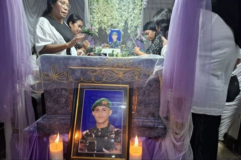Pemakaman Prada Lucky Chepril Saprutra Namo di Kupang diwarnai penantian keluarga. Sang ayah, Sersan Mayor Christian Namo, berharap proses hukum transparan atas dugaan penganiayaan.